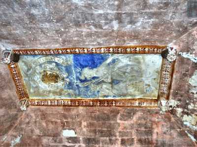 Tra le stanze del primo piano la pi� ampia � quella patronale, contraddistinta da un volta a padiglione affrescata: il disegno ritrae il dio Nettuno con un tridente e il simbolo della famiglia de Mari
